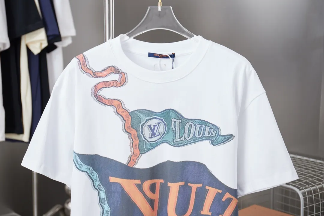 🅿️190 1V 25SS early spring new model Digital LV flag🚩Short sleeves Light luxury Essential item for daily commuting for men and women Correct version Welcome to compare Detailed features · 320g 100% pure cotton double yarn jersey fabric · Custom dyed in the same cylinder, special thickened 32 pieces double-strand 1X1 thread · Digital positioning flag 🚩LV letter printing · Double needle stitching across seams · Original main mark, washed tag, brand moisture-proof paper packaging Color: White Size: S/M/L/XL